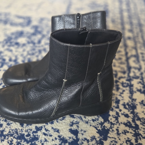 Scout Black Leather Heeled Boots - Picture 2 of 4